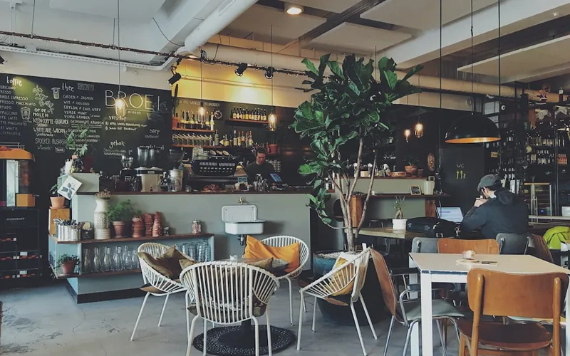 Pendik Sahil Bistro ahşap masa ve sıcak mekan düzeni
